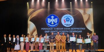 10 besar siswa prestasi angkatan 61 SMP Santo Yoseph. -Balitopik.com