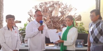 Ketua Umum Flobamora Bali, Herman Umbu Billy menerima surat permohonan maaf dari Ade Khaerunissa (tengah) didampingi Sekretaris Umum Flobamora Bali Valerian Libert Wangge (kiri) dan penasihat hukum Ade Khaerunissa (kanan).