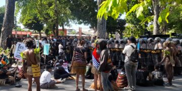 Aksi Ikatan Mahasiswa dan Masyarakat Papua Bali, di Renon Denpasar, Senin (10/6).