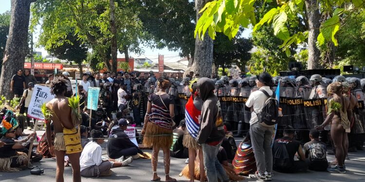 Aksi Ikatan Mahasiswa dan Masyarakat Papua Bali, di Renon Denpasar, Senin (10/6).