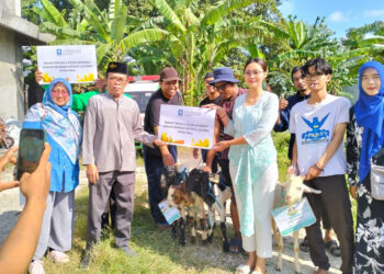 Ketua DPW PAN Bali Ni Made Sri Yogi Lestari saat memberikan sumbangan kurban kepada Wakil Ketua PWNU Bali