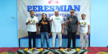 De Gadjah (tengah) dalam acara peresmian Sekretariat dan pemotongan hewan kurban di Musala Yayasan Nurul Hidayah Gelogor Carik.