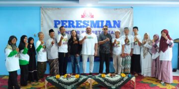 De Gadjah (tengah) saat menghadiri peresmian Kantor Sekretariat dan pemotongan hewan kurban di Musala Yayasan Nurul Hidayah Gelogor Carik.