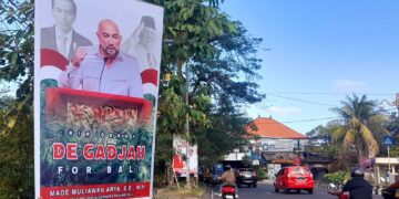 Baliho "De Gadjah For Bali" di bundaran Plaza Renon. -Balitopik.com