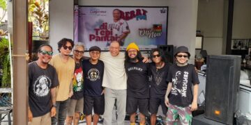 Musisi Reggae Asal Manado, Sulawesi Utara, Berry Fun (kaos putih) saat jumpa pers di Bali, Kamis (27/6/2024). -Balitopik.com