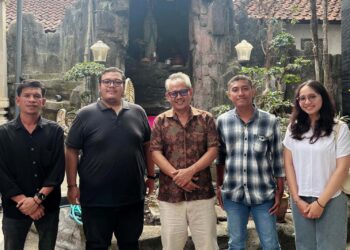 I Wayan Edy Sanjaya (tengah) didampingi pengurus Pemuda Katolik Bali (kiri) dan calon pengurus Pemuda Katolik Badung. -Balitopik.com