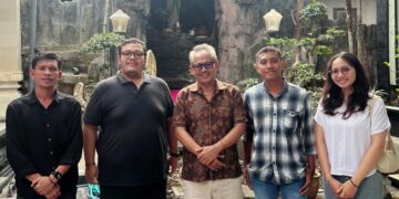 I Wayan Edy Sanjaya (tengah) didampingi pengurus Pemuda Katolik Bali (kiri) dan calon pengurus Pemuda Katolik Badung. -Balitopik.com