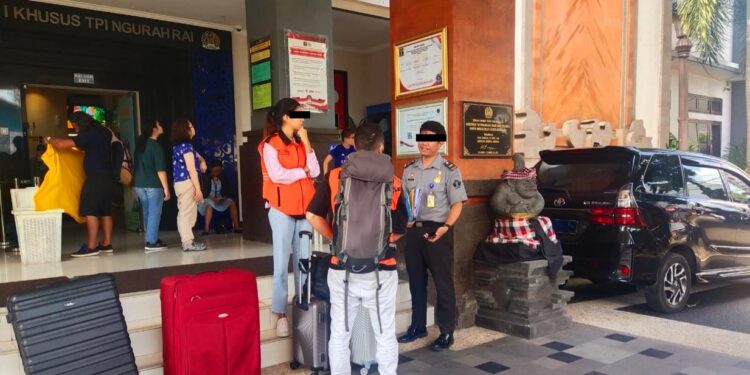 Sejoli WNA yang hendak didetensi Imigrasi Ngurah Rai ke Rumah Detensi Imigrasi Denpasar.
