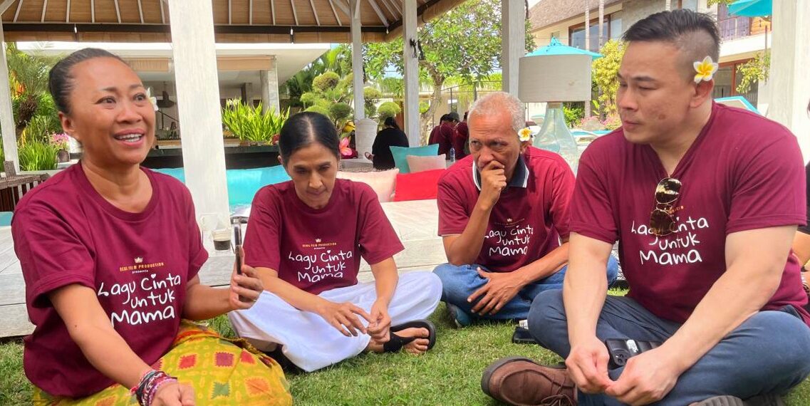 Niluh Djelantik (Kiri) bersama Ayu Laksmi, Produser film, Peter Taslim (Kanan) dan Tim Dewa Film Production.