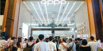 Pengunjung OPPO Experience Store Discovery Mall Bali