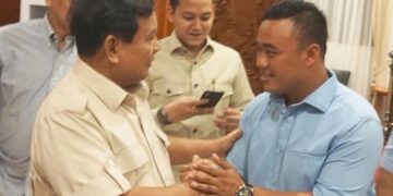 I Ketut Juliarta (kanan) bersalaman dengan Prabowo Subianto. -IST