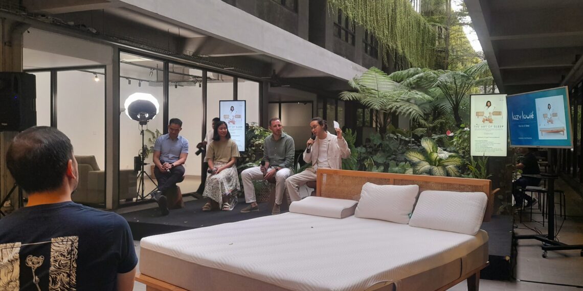 Depan dari kiri: dr. Henry Luis, Yohana Raharjo, Ronald Kloppenburg dan moderator saat diskusi tentang "The Art of Sleep" sekaligus memperkenalkan produk Lazy Lowie.