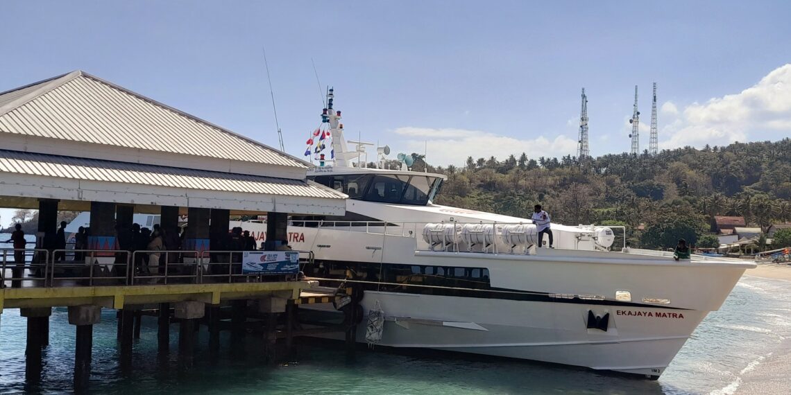 Kapal cepat Ekajaya Matra saat bersandsr di pelabuhan Senggigi Lombok Barat (19/7/2024). -Balitopik.com