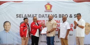 Kiri: DPW PSI Bali saat menyerahkan dokumen dukugan kepada DPD Gerindra Bali. -IST