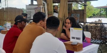 Tania saat menerima pasien di stan UHN Tarot. -Balitopik.com