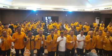 Wayan Koster saat foto bersama kader Partai Hanura se-Bali. -Balitopik.com