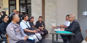 Agung Rai (kanan-depan) didampingi kuasa hukum, Suriantama Nasution,SE.,SH saat jumpa pers yang dihadiri oleh kepala lingkungan dan pihak keamanan setempat. -Balitopik.com