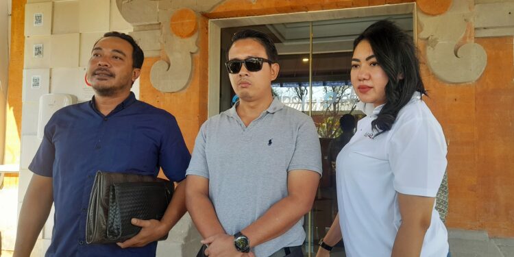 Pemilik CV. Bali Marine Service (BMS) Fiona, (kanan) didampingi kuasa hukum, Yudik (kiri) saat mendatangi kantor PT. Pelindo Indonesia, Benoa, Jumat (26/7/2024). -Balitopik.com