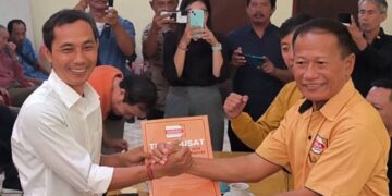 Gede Suardana (kiri) dan Ketua DPC Partai Hanura Buleleng Gede Wisnaya Wisna. -Balitopik.com