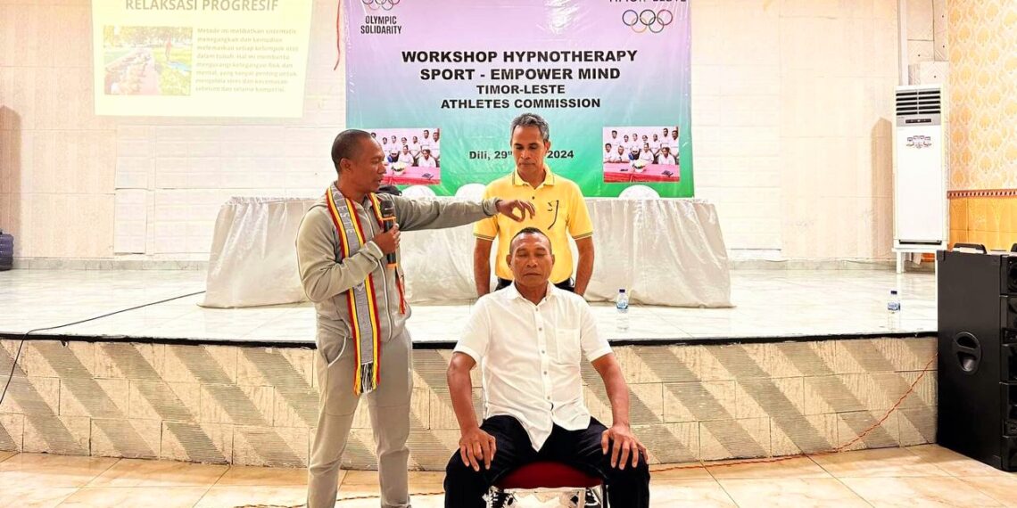 Master John Seran (kiri) saat memberikan hypno sport kepada peserta workshop. -Balitopik.com