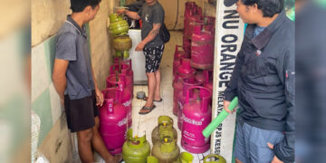 Personel Subdit IV Direskrimsus Polda Bali saat menggebek rumah kontrakan di Jalan Nagasari Nomor 33, Kelurahan Penatih Dangin Puri, Kecamatan Denpasar Timur, Kota Denpasar. -IST