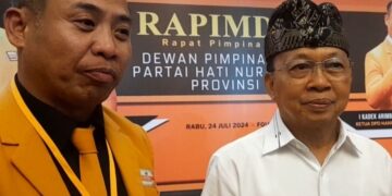Ketua DPD Partai Hanura Bali, I Kadek Arimbawa, S.H (kiri) dan Wayan Koster. -Balitopik.com