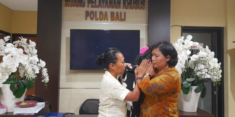 Niluh Djelantik (kanan) dan AKBP Ni Luh Kompiang Srinadi saat menenangkan korban. -Balitopik.com