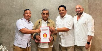 Juliarta-Wijaya saat menerima rekomendasi dari Partai Gerindra untuk Pilkada Klungkung 2024. -IST