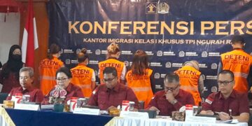 Konferwnsi pers Imigrasi Mgurah Rai dalam rangka hasil penemuan WNA yang bekerja dan membuka UMKM. -Balitopik.com