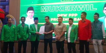 Kembang-Ipat saat menerima dukugan dari DPP PPP dalam acara Mukerwil DPW PPP Bali. -Balitopik.com