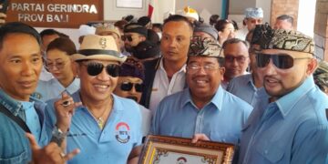 Ketua Young 90s, Frans Sihombing saat memberikan dukungan secara simbolik ke pasangan Mulia - PAS di Sekretariat DPD Gerindra Bali. -Balitopik.com