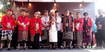 Pasangan Koster-Giri bersama ketua-ketua partai pengusung melakukan konferensi pers usai pendaftaran di KPU Bali. -Balitopik.com