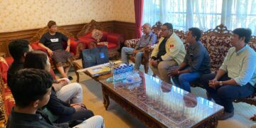 Sekda Badung, I Wayan Adi Arnawa (tengah-depan) saat berdiskusi dengan Pengurus Pemuda Katolik Bali dan Badung. -Balitopik.com