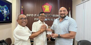 Putu Alit Yandinata (tengah) saat menerima KTA dari Ketua DPD Gerindra Bali Made Muliawan Arya alias De Gadjah (kanan) didampingi Ketua DPC Gerindra Badung I Wayan Disel Astawa. -IST