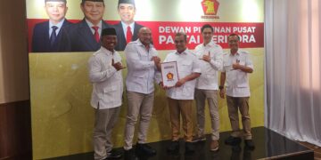 Made Muluawan Arya alias De Gadjah (kedua dari kiri) saat menerima rekomendasi dari Sekjen Partai Gerindra Ahmad Muzani. -IST
