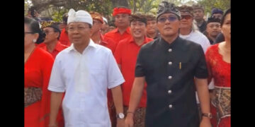 Pasangan Koster-Giri saat menuju Kantor KPU Bali. -Balitopik.com