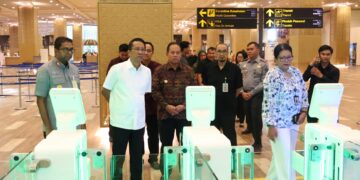 Menteri Hukum dan Hak Asasi Manusia (Menkumham) RI, Supratman Andi Agtas saat meninjau pelayanan Imigrasi Bandara Ngurah Rai, Bali. -Balitopik.com