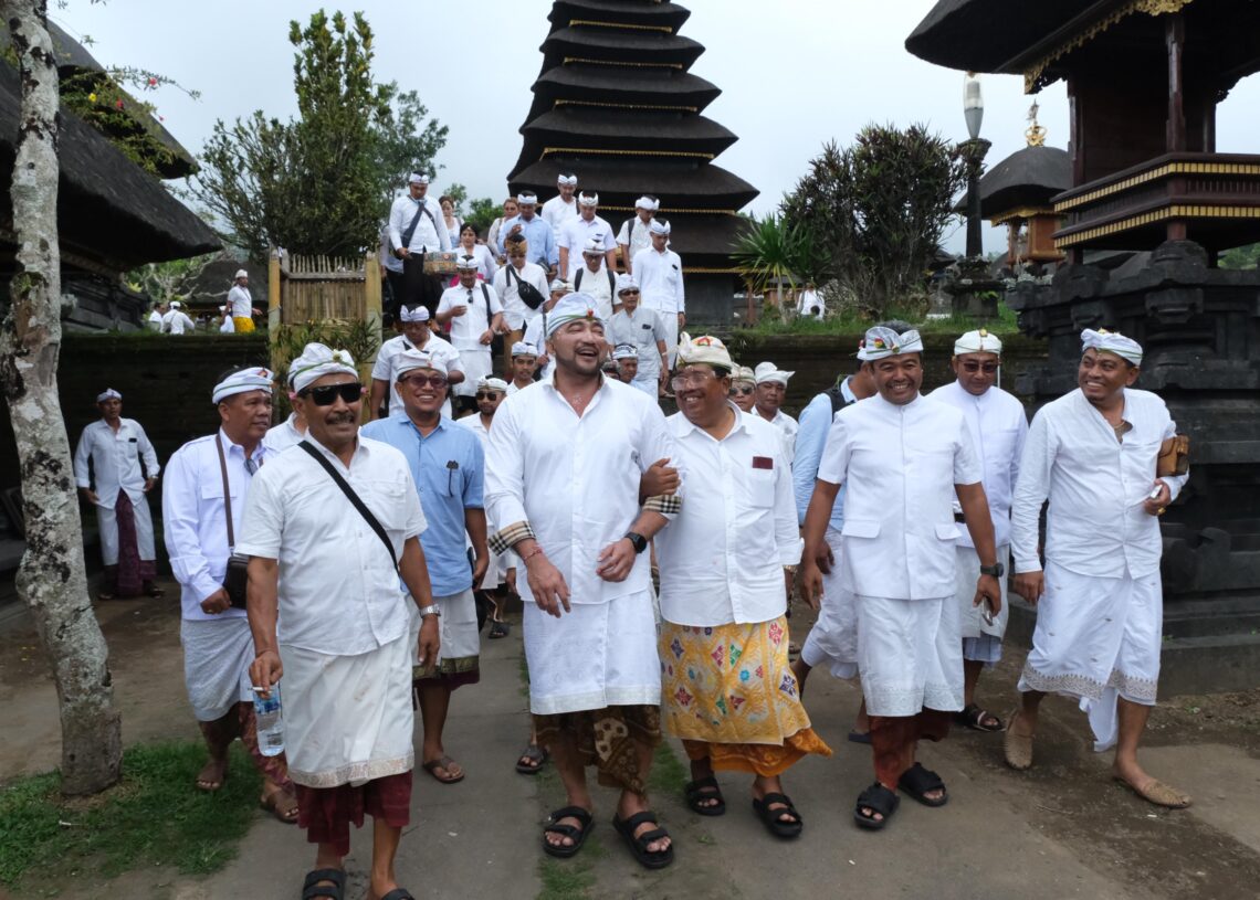 Pasangan Mulia-PAS dan ratusan pendukung di Pura Besakih. -IST