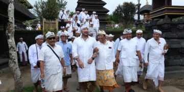 Pasangan Mulia-PAS dan ratusan pendukung di Pura Besakih. -IST