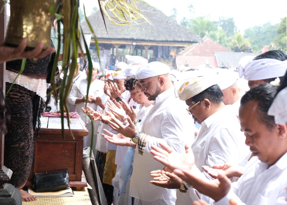 Pasangan Mulia-PAS dan Tim Pemenangan saat melakukan persembayangan di Pura Penataran Agung Besakih. -IST