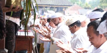 Pasangan Mulia-PAS dan Tim Pemenangan saat melakukan persembayangan di Pura Penataran Agung Besakih. -IST