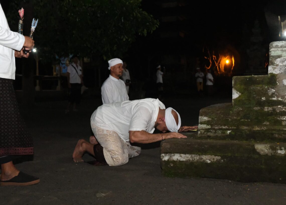 De Gadjah saat sembah sujud di Pura Taman Ayun. -IST