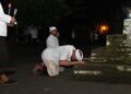 De Gadjah saat sembah sujud di Pura Taman Ayun. -IST