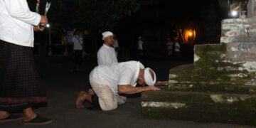 De Gadjah saat sembah sujud di Pura Taman Ayun. -IST