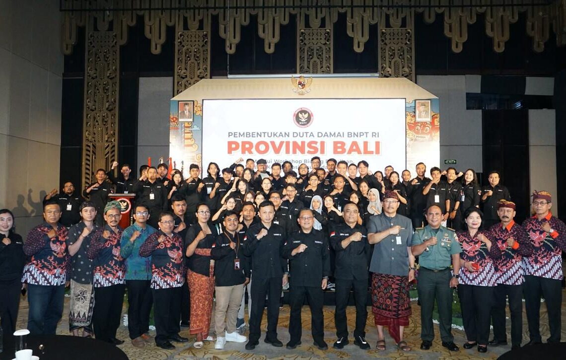 Pose bersama para Duta Damai Bali usai dikukuhkan oleh Deputi Bidang Pencegahan, Perlindungan dan Deradikalisasi BNPT RI, Mayor Jenderal TNI, Roedy Widodo. -IST