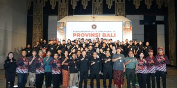Pose bersama para Duta Damai Bali usai dikukuhkan oleh Deputi Bidang Pencegahan, Perlindungan dan Deradikalisasi BNPT RI, Mayor Jenderal TNI, Roedy Widodo. -IST