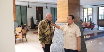 Potret Prabowo Subianto saat memberi nasihat kepada Ketua Ketua DPD Gerindra Bali Made Muliawan Arya alias De Gadjah. -IST