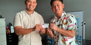 Bobon Santoso (kanan) saat menerima KTA dari Ketua DPC Gerindra Denpasar, Ida Bagus Yoga Adi Putra. -IST