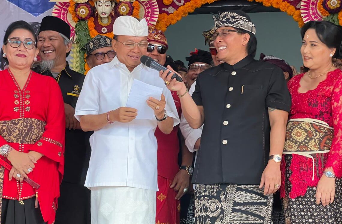 Wayan Koster dan Giri Prasta didampingi istri masing-masing saat pendaftaran ke KPU (29/8/2024).