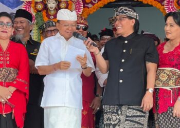 Wayan Koster dan Giri Prasta didampingi istri masing-masing saat pendaftaran ke KPU (29/8/2024).
